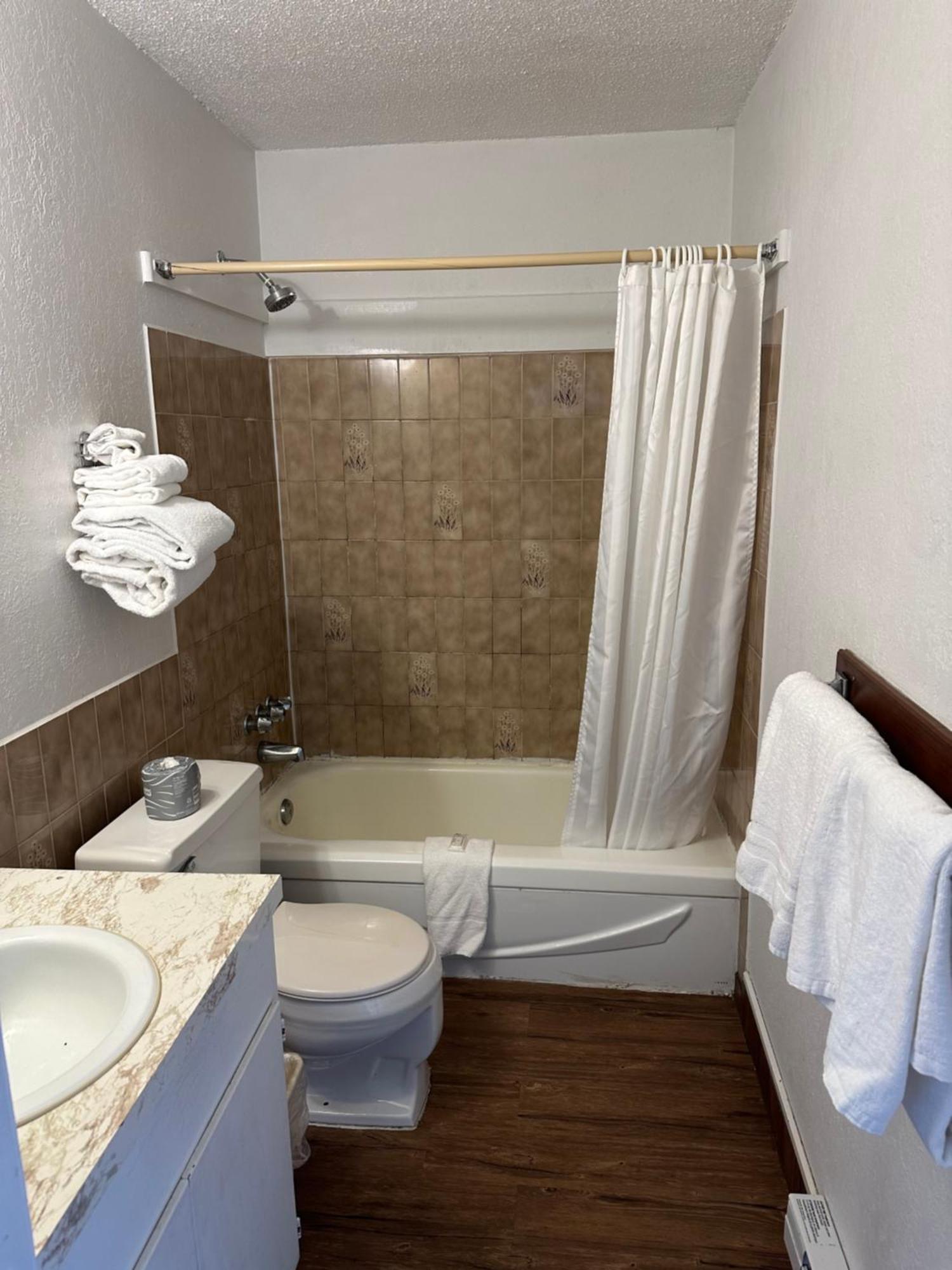 Island West Resort-Motel Уклуелет Стая снимка