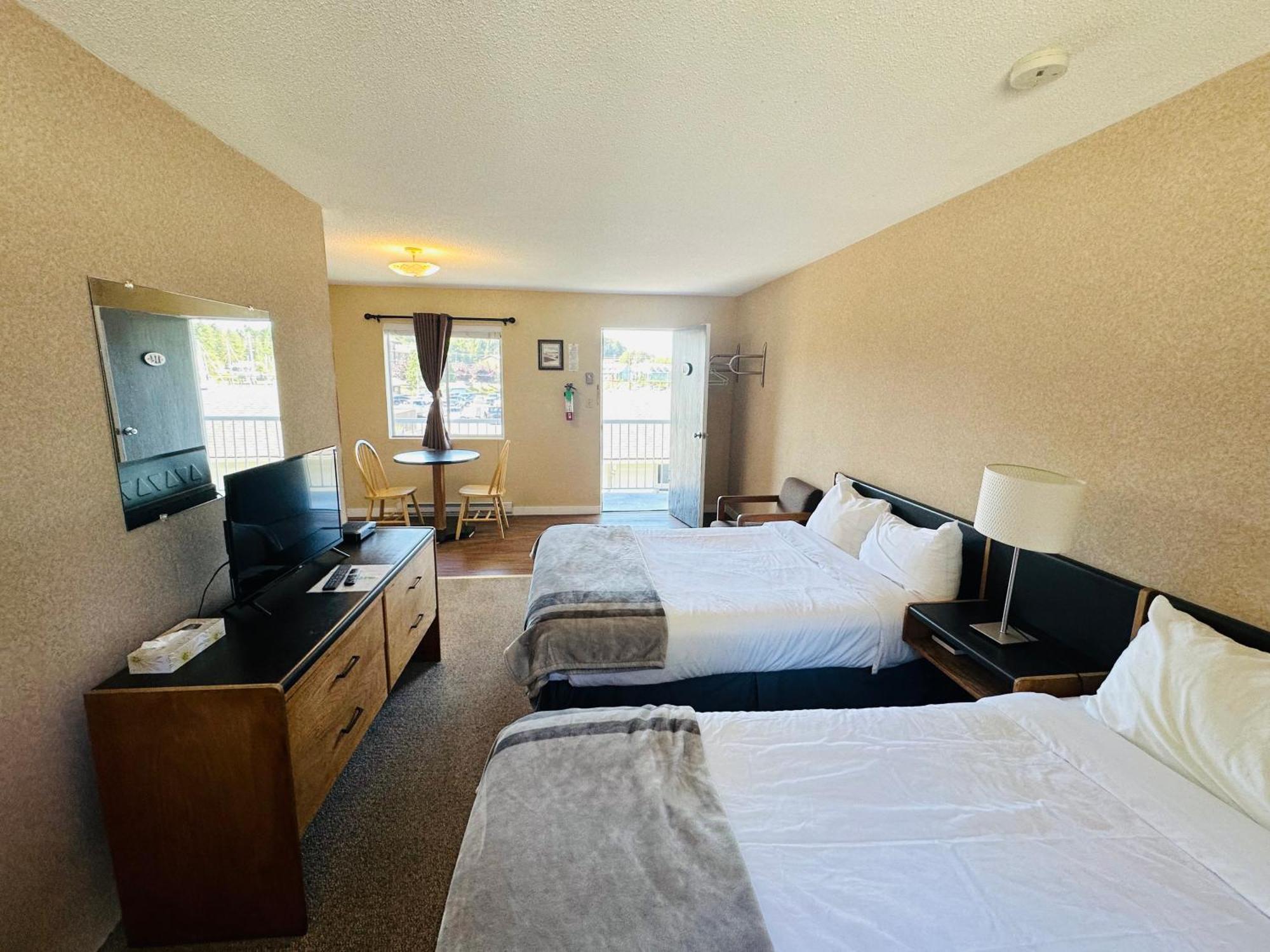 Island West Resort-Motel Уклуелет Екстериор снимка