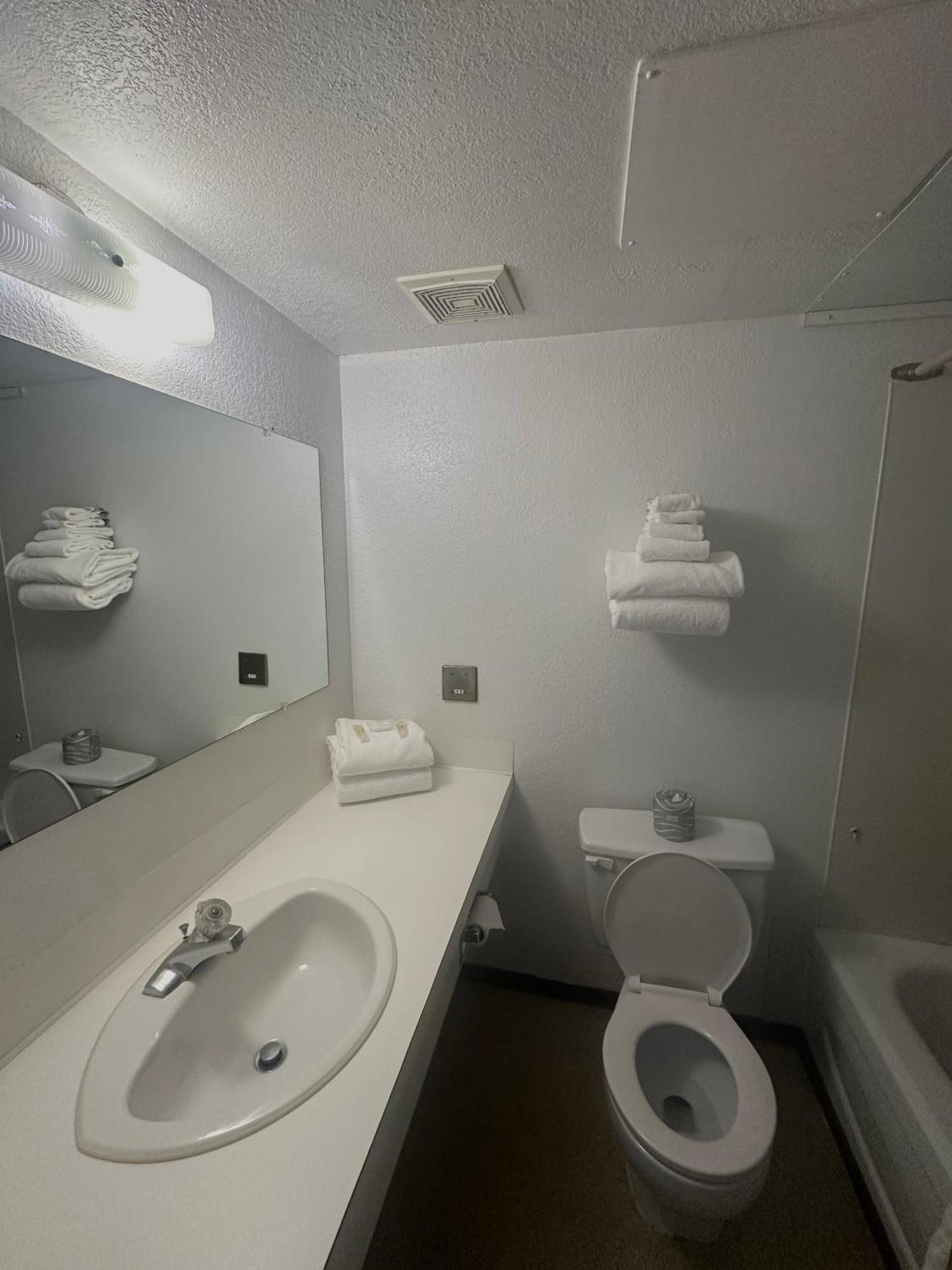 Island West Resort-Motel Уклуелет Стая снимка