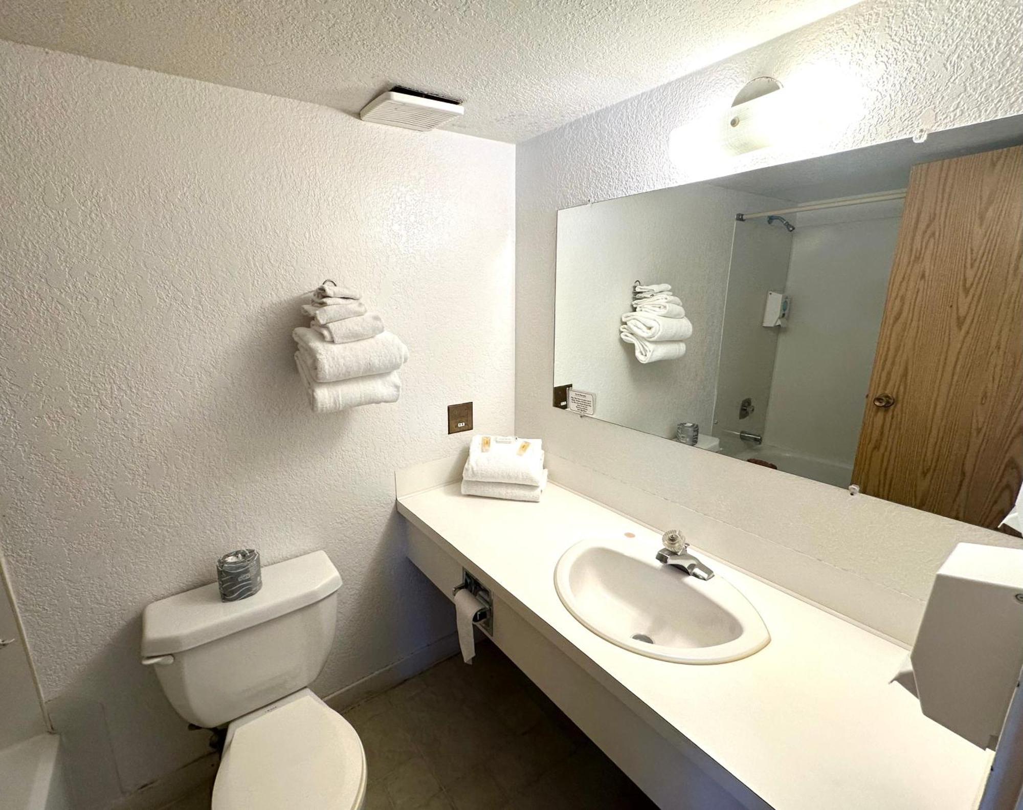 Island West Resort-Motel Уклуелет Стая снимка