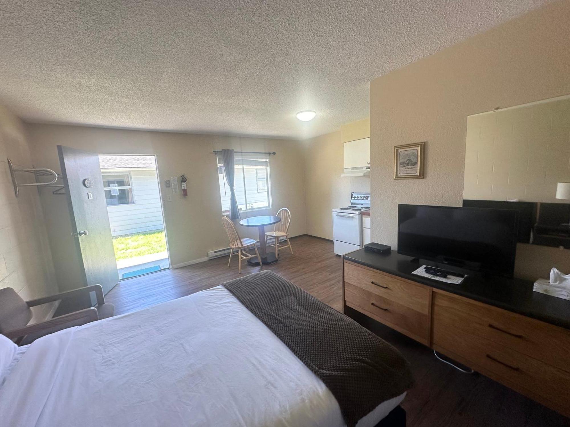Island West Resort-Motel Уклуелет Стая снимка